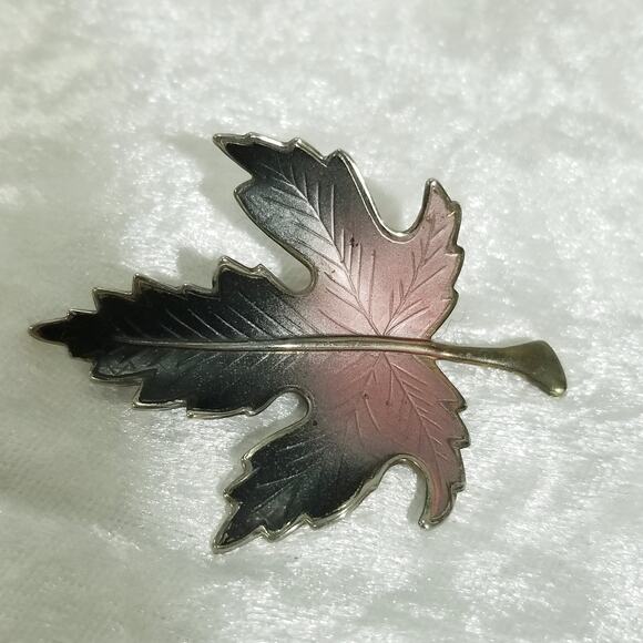 Vintage maple leaf brooch 2 1/2" x 1 3/4"  1.1503 - Picture 2 of 8